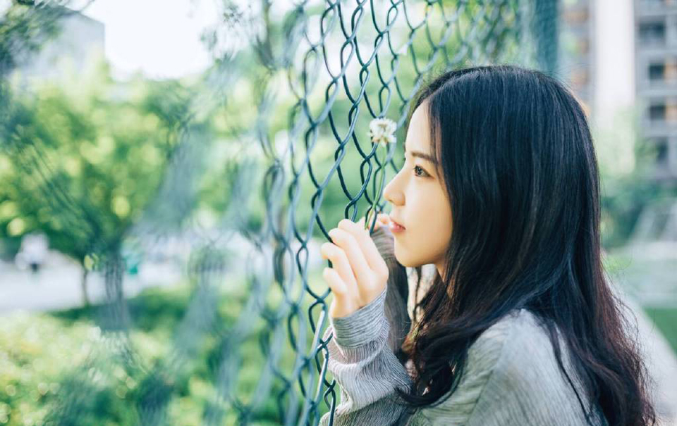 心情再差，也不要写在脸上，因为没有人会喜欢看。